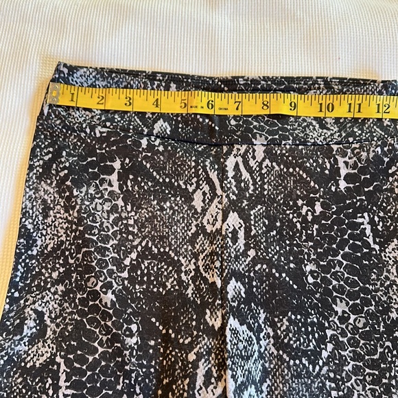 Forever 21 woman’s leggings snake print size small - Picture 5 of 8